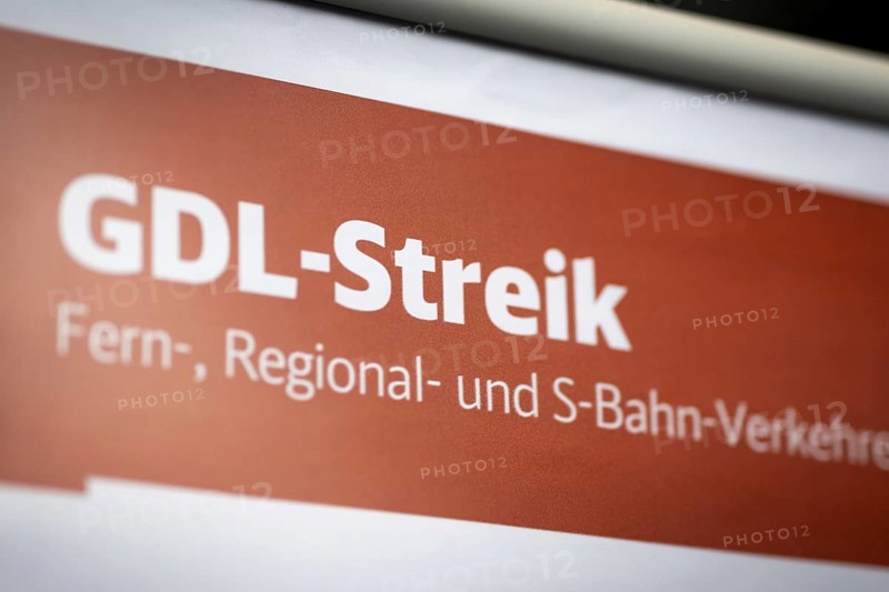 A sign at Berlin Central Station refers to the GDL railway strike. Today is the second day of the strike by the train drivers' union GDL, on which train cancellations are to be expected. Berlin, 11.01.2024