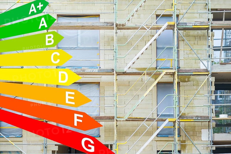 Insulation of a facade with mineral fibre boards, graphic with energy efficiency classes for buildings according to the GEG, energy efficiency