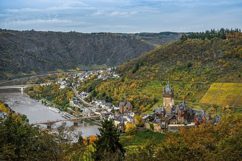 View of the Reichsburg in autumn, Cochem, Moselle, Rhineland-Palatinate, Germany, Europe