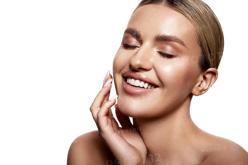 Beauty portrait of model with natural make-up. Fashion shiny highlighter on skin, sexy gloss lips make-up High quality photo