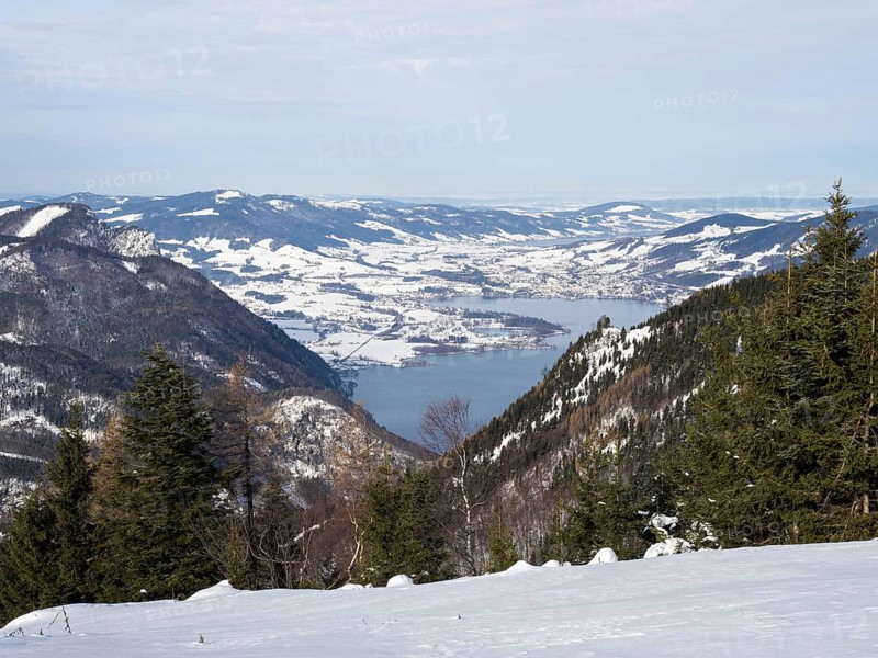Winter atmosphere, snowy landscape, view from the Schafbergalm to the Mondsee, near St. Wolfgang am Wolfgangsee, Salzkammergut, Upper Austria, Austria, Europe