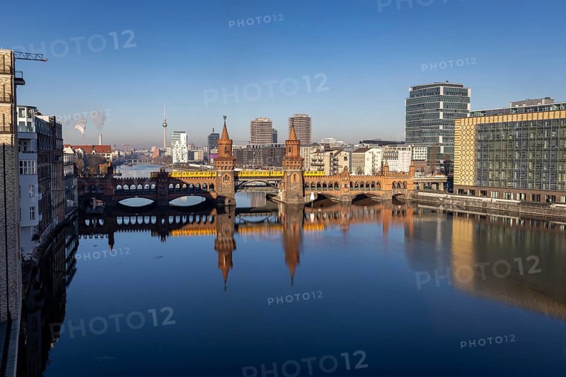 Oberbaum Bridge over the Spree, underground train BVG, city view Berlin, Friedrichshain-Kreuzberg, Berlin, Germany, Europe