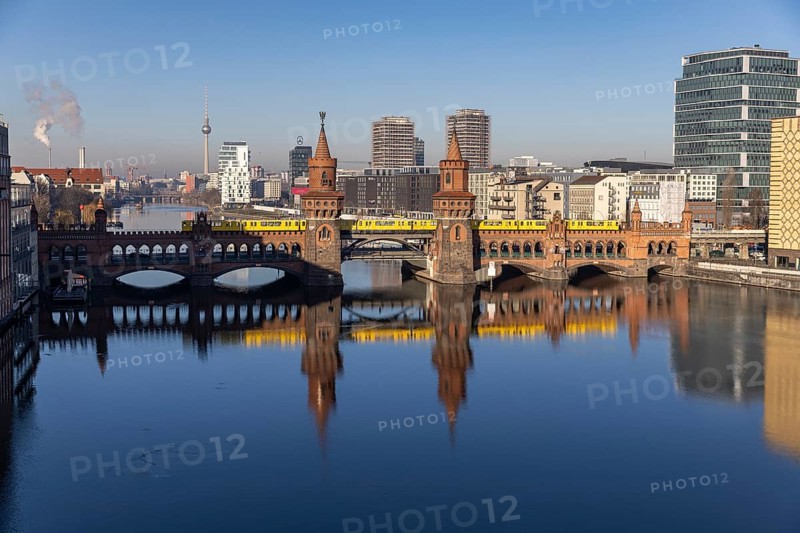 Oberbaum Bridge over the Spree, underground train BVG, city view Berlin, Friedrichshain-Kreuzberg, Berlin, Germany, Europe