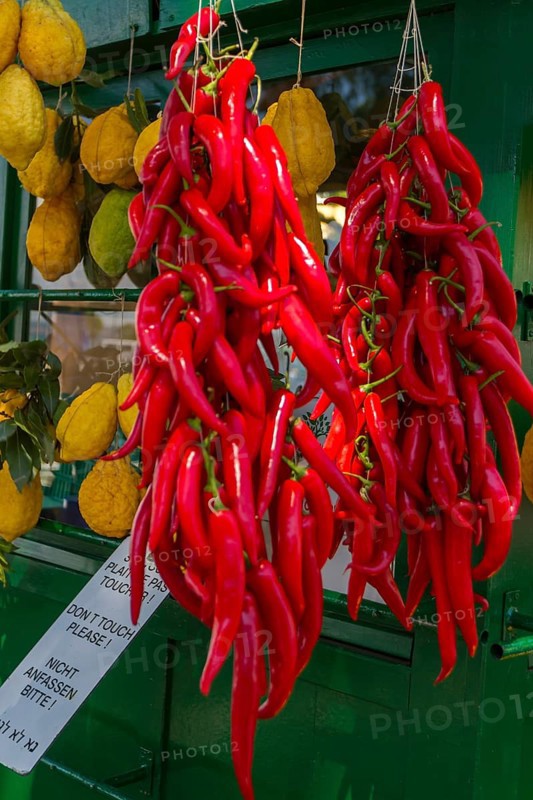 Stall with chilli peppers and lemon citrus (Citrus medica), Cedrat, Lake Garda, Sirmione, Province of Brescia, Lombardy, Italy, Europe