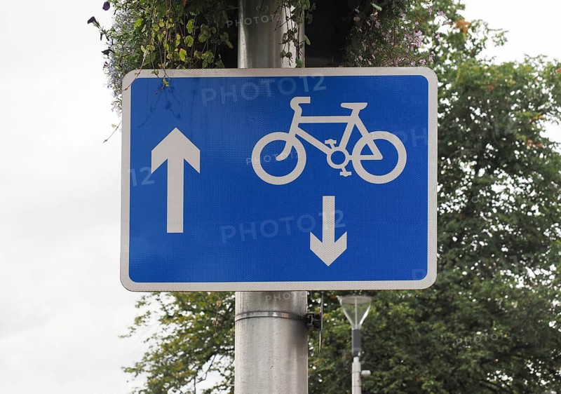 Two way traffic bike lane sign