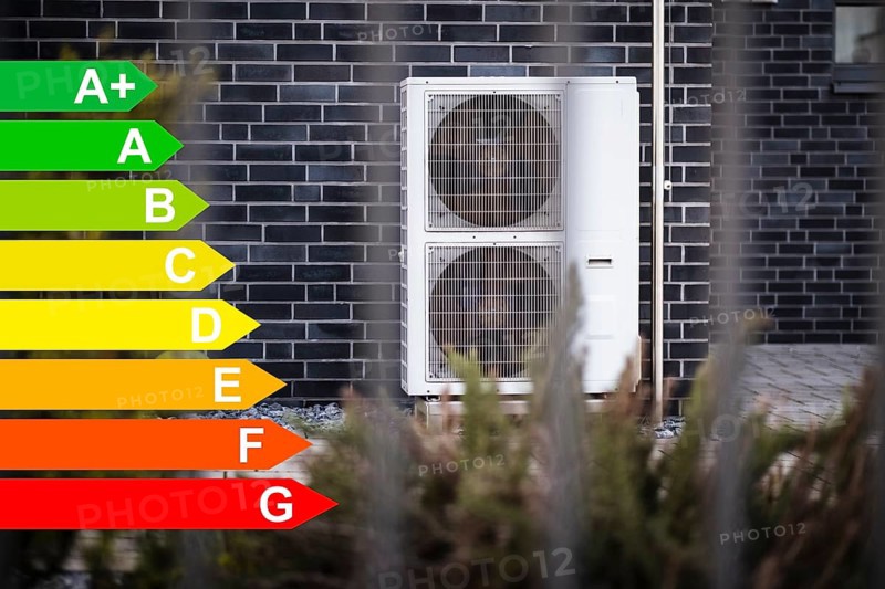 Heat pump hybrid heating in the front garden of a detached house, graphic with energy efficiency classes for buildings according to the GEG, Langenfeld, Germany, energy efficiency, Europe