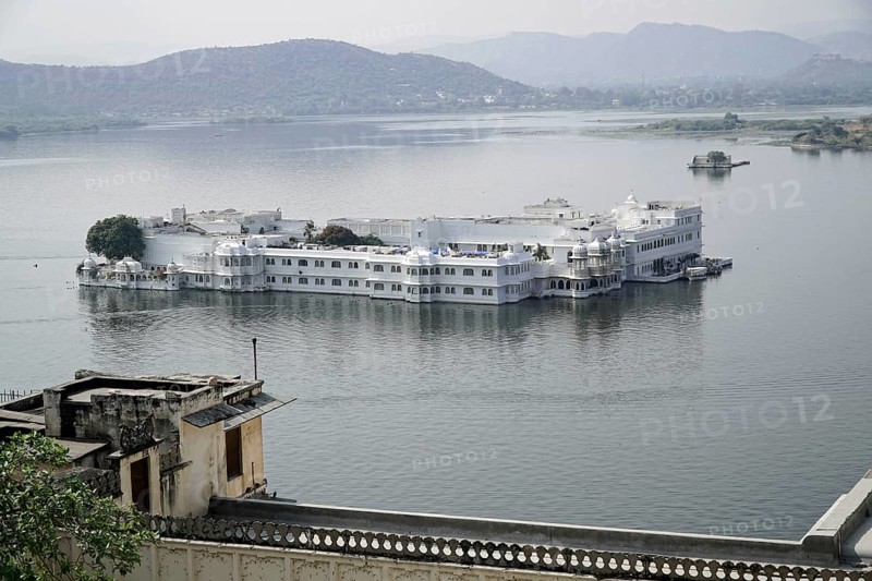 Lake Pichola with lake palace (Jag Niwas), Udaipur, Rajasthan, India, Asia