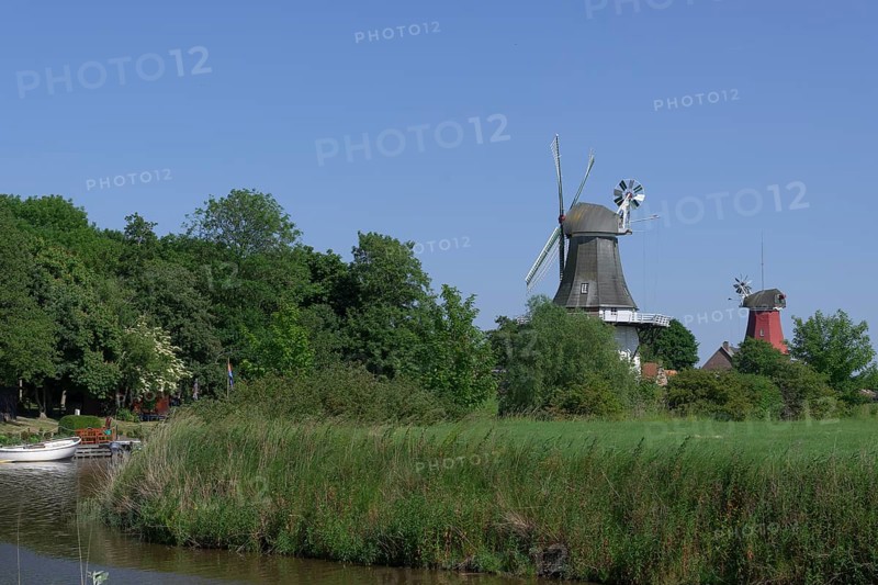 Twin mills in Krummhoern-Greetsiel, Gruene Muehle, Rote Muehle, Germany, Europe