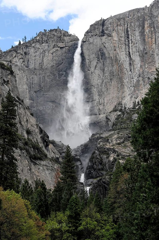 The Lower Yosemite Falls in Yosemite National Park, California, USA, North America