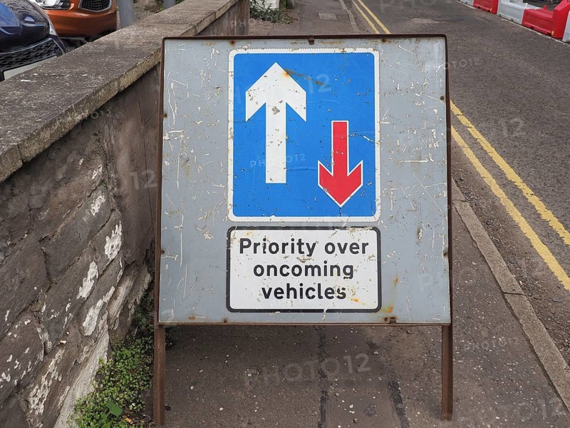 Two way traffic sign