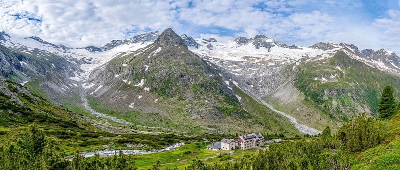 Picturesque mountain landscape, mountain hut Berliner Huette, mountain summit Steinmandl, summit Grosser Moeseler and glacier Waxeggkees and Hornkees, Berliner Hoehenweg, Zillertal Alps, Zillertal, Tyrol, Austria, Europe