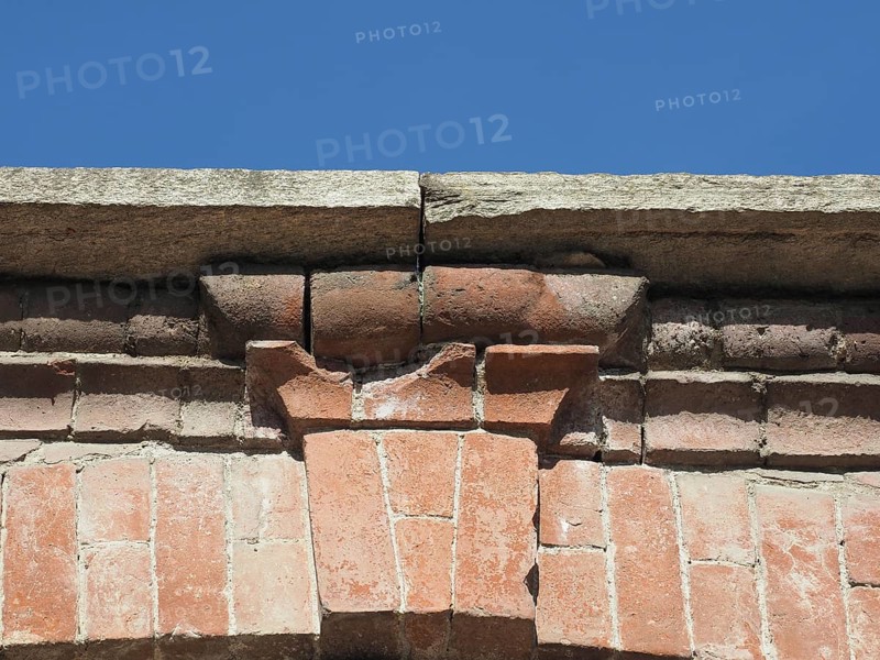 Brick arch keystone