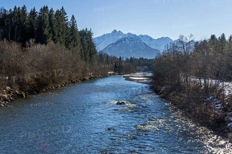 Iller river, behind the mountains of the Allgaeu Alps, near Fischen, Illertal, Oberallgaeu, Allgaeu, Bavaria, Germany, Europe