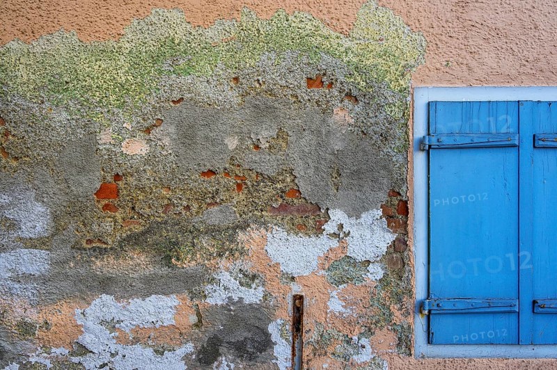 House wall with crumbling plaster and blue shutters, Obergünzburg, Allgäu, Bavaria, Germany, Europe