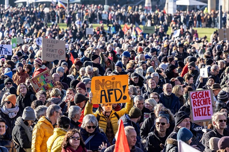 Against right-wing extremism, fascism and the AfD, large demonstration on Schlossplatz with 20, 000 participants, Stuttgart, Baden-Württemberg, Germany, Europe