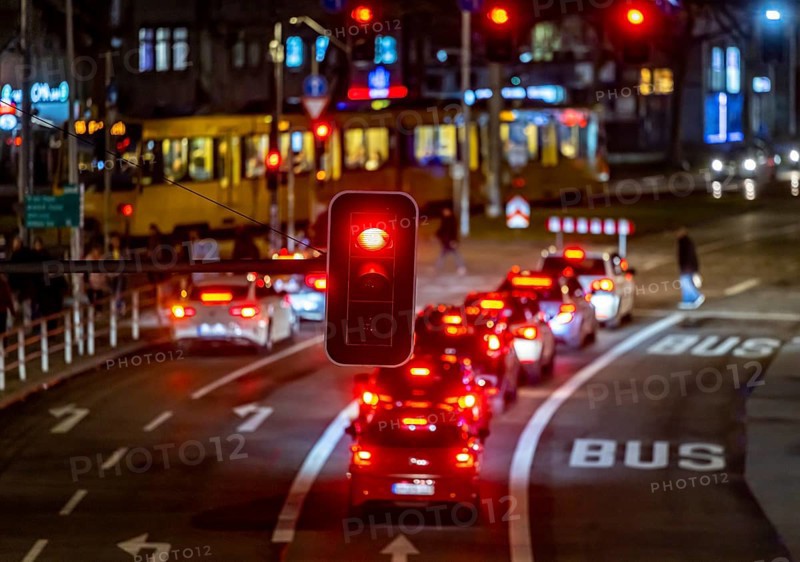 Red traffic light in the evening, traffic jam at a traffic light, city centre traffic in Bad Cannstatt, Stuttgart, Baden-Württemberg, Germany, Europe