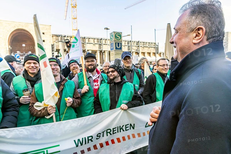 Claus Weselsky, Federal Chairman of the German Train Drivers' Union, GDL, talking to striking train drivers, strike demonstration during the train drivers' strike, Stuttgart Central Station, Baden-Württemberg, Germany, Europe