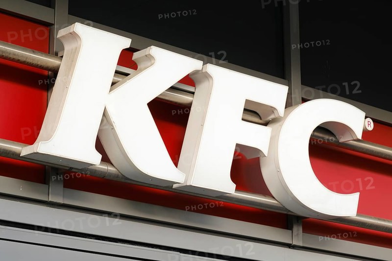 KFC, Kentucky Fried Chicken, fast-food restaurant, fast-food company, facade with sign and logo, North Rhine-Westphalia, Germany, Europe