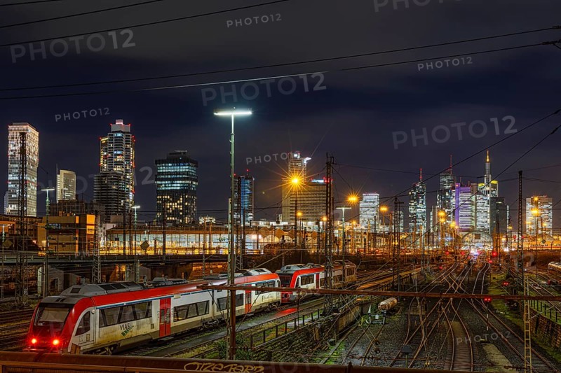 A regional train approaches Frankfurt Central Station. The German Train Drivers' Union (GDL) has announced a nationwide strike in passenger transport from Wednesday, 24 January, 2 am to Monday, 29 January, 6 pm. The work stoppage at DB Cargo will begin on 23 January at 6 pm. The new strike will once again have a massive impact on the entire German railway system, Frankfurt am Main Central Station, Hesse, Germany, Europe