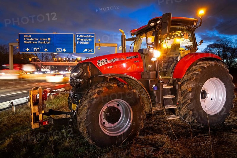 Numerous farmers gathered in the evening with their tractors and warning lights switched on on and around the bridges over the A5 federal motorway, in the area from Eschborn to Bad Homburg, to protest against the agricultural policy of the so-called traffic light government, in particular the cancellation of subsidies, festival hall, Frankfurt am Main, Hesse, Germany, Europe
