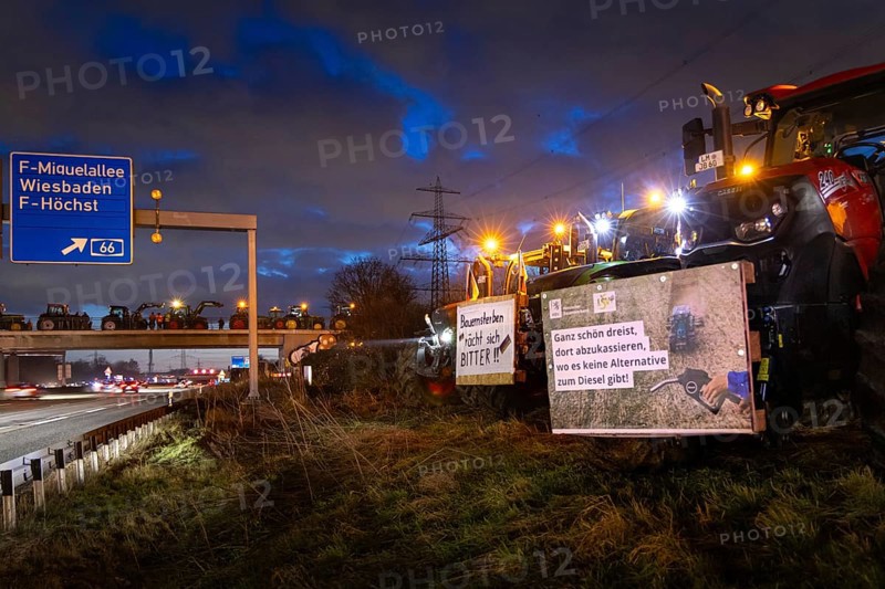 Numerous farmers gathered in the evening with their tractors and warning lights switched on on and around the bridges over the A5 federal motorway, in the area from Eschborn to Bad Homburg, to protest against the agricultural policy of the so-called traffic light government, in particular the cancellation of subsidies, festival hall, Frankfurt am Main, Hesse, Germany, Europe