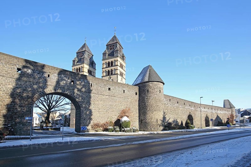 Historic town wall built in the 14th century and neo-Romanesque Herz-Jesu-Kirche with twin towers in winter, town fortifications, archway, Mayen, Vulkaneifel, Eifel, Rhineland-Palatinate, Germany, Europe