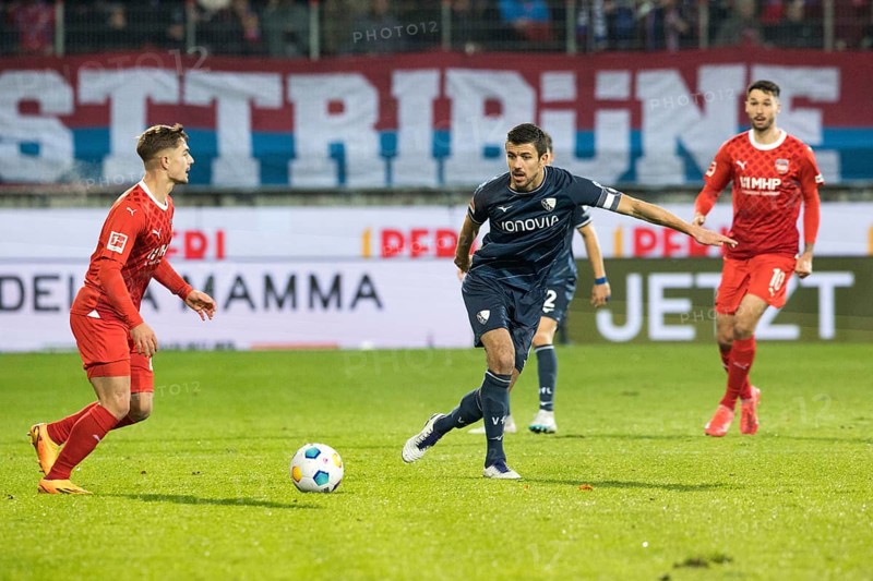 Football match, Adrian BECK 1.FC Heidenheim in a duel with captain Anthony LOSILLA VFL Bochum leads the way, Voith-Arena football stadium, Heidenheim