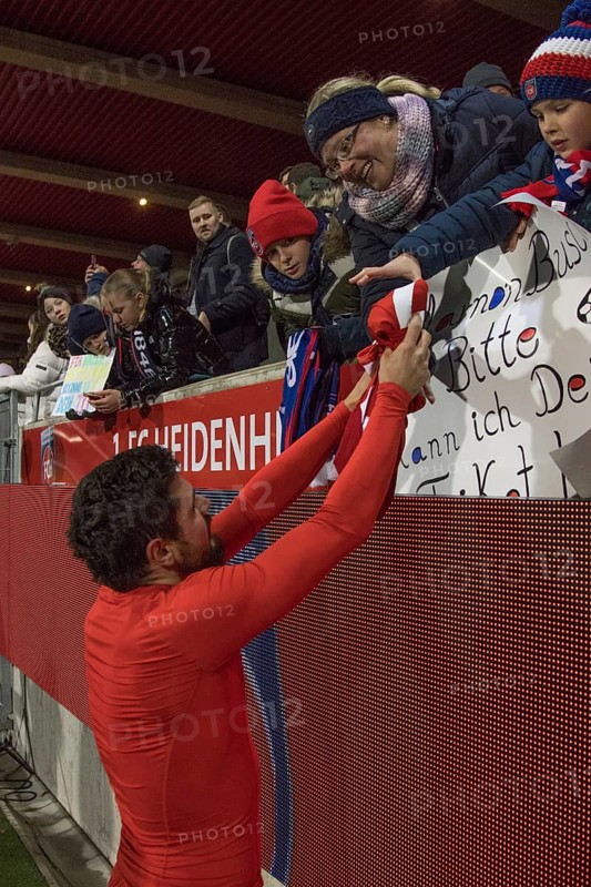 Football match, Marnon BUSCH 1.FC Heidenheim after the match Donation of the jersey to a fan, Voith-Arena football stadium, Heidenheim