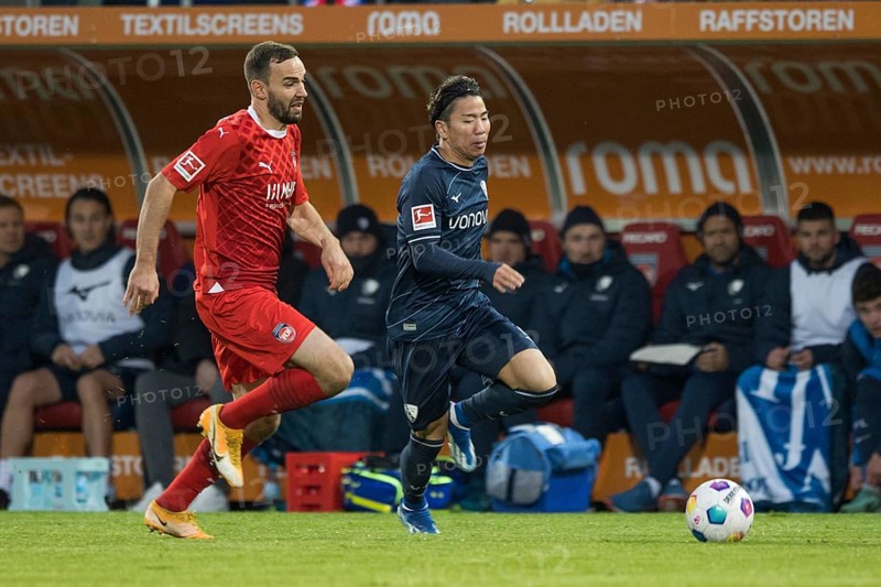 Football match, Benedikt GIMBER 1.FC Heidenheim chases Takuma ASANO VFL Bochum, Voith-Arena football stadium, Heidenheim