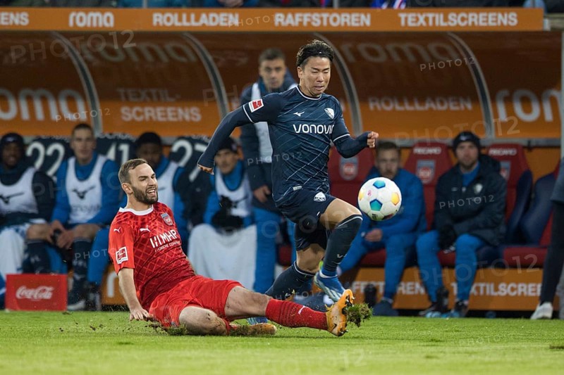 Football match, Adrian BECK 1.FC Heidenheim in a duel with captain Anthony LOSILLA VFL Bochum, football stadium Voith-Arena, Heidenheim