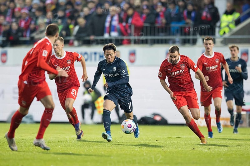 Football match, Benedikt GIMBER 1.FC Heidenheim in a running duel with Takuma ASANO VFL Bochum, Voith-Arena football stadium, Heidenheim