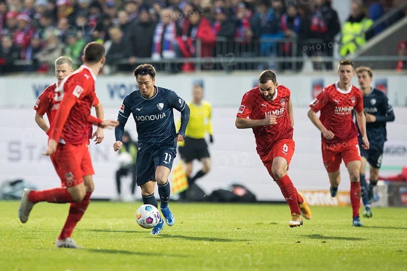 Football match, Benedikt GIMBER 1.FC Heidenheim chases Takuma ASANO VFL Bochum, Voith-Arena football stadium, Heidenheim