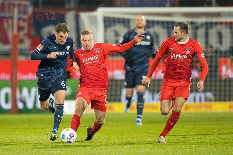 Football match, Lennard MALONEY 1.FC Heidenheim centre tries to stop Patrick OSTERHAGE VFL Bochum left, Jonas Föhrenbach 1.FC Heidenheim observes the scene, Voith-Arena football stadium, Heidenheim