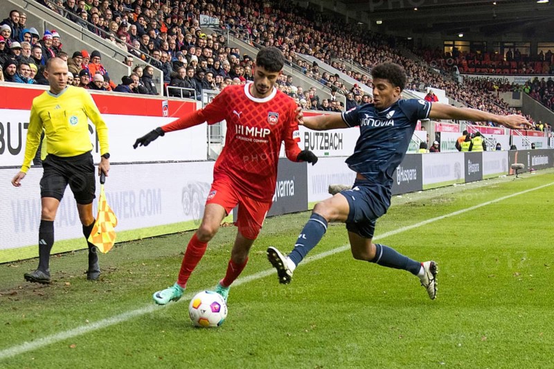 Football match, Eren DINKCI 1.FC Heidenheim left in duel with Fernando DA SILVA Jr. BERNARDO VFL Bochum, football stadium Voith-Arena, Heidenheim