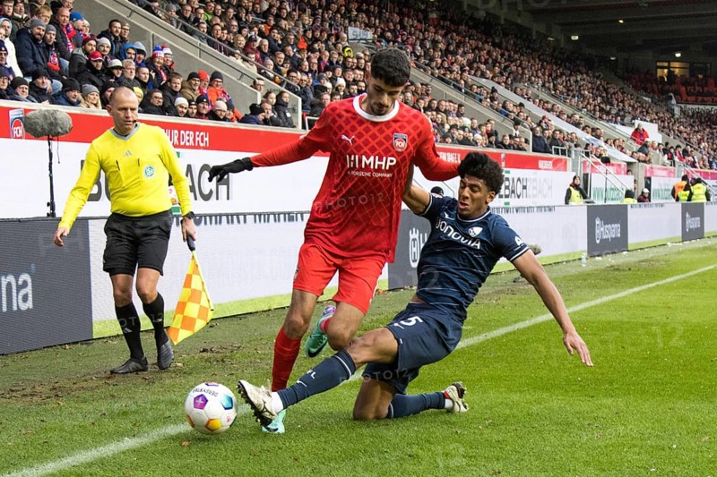 Football match, Fernando DA SILVA Jr. BERNARDO VFL Bochum right. tackles Eren DINKCI 1.FC Heidenheim, football stadium Voith-Arena, Heidenheim