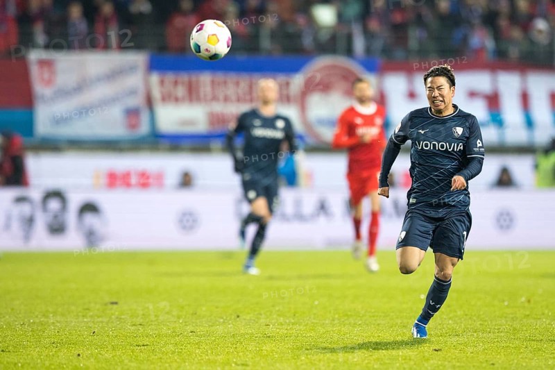 Football match, Takuma ASANO VFL Bochum energetically pursues the ball, Voith-Arena football stadium, Heidenheim