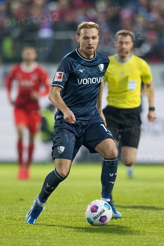 Football match, Lukas DASCHNER VFL Bochum on the ball, Voith-Arena football stadium, Heidenheim