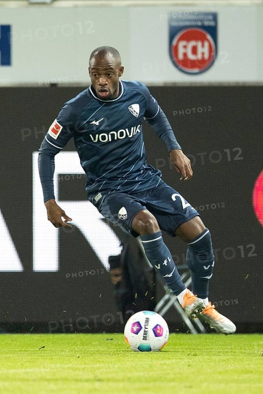Football match, Cristopher ANTWI-ADJEI VFL Bochum on the ball, Voith-Arena football stadium, Heidenheim