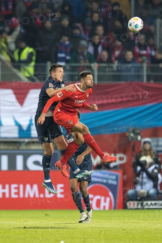 Football match, Kevin SCHLOTTERBECK VFL Bochum left in aerial combat with Tim KLEINDIENST1.FC Heidenheim, football stadium Voith-Arena, Heidenheim