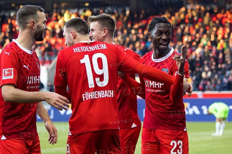 Football match, Omar TRAORE' on the right cheers, he has just scored the 1 to 1 for 1.FC Heidenheim, l.t.r.: Benedikt GIMBER, Jonas FÖHRENBACH and Adrian BECK, football stadium Voith-Arena, Heidenheim