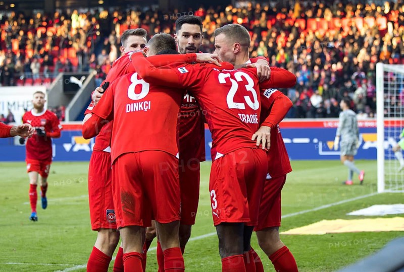 Football match, Omar TRAORE' with the 23 cheers, he has just scored the 1 to 1 for the 1.FC Heidenheim, from left to right: Eren DINKCI, Tim KLEINDIENST and Jan SCHÖPPNER, football stadium Voith-Arena, Heidenheim