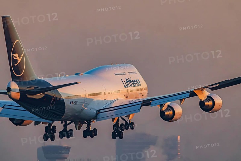 Aircraft approaching Frankfurt Airport in the early morning, Fraport Airport, D-ABVY, LUFTHANSA, BOEING 747-400, Frankfurt am Main, Hesse, Germany, Europe