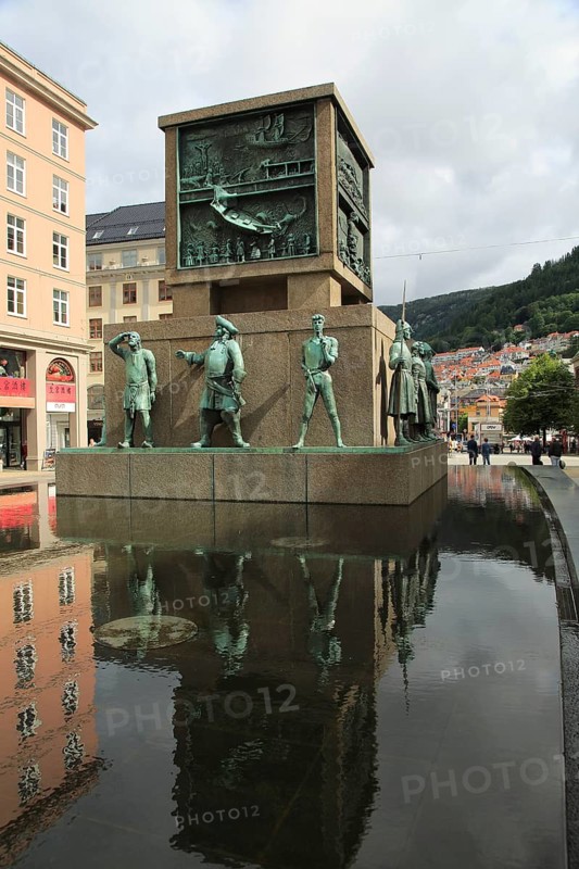 Sjomannsmonumentet, Seaman's Monument, by Dyre Vaa 1950, Torgallmenningen, Bergen, Norway, Europe