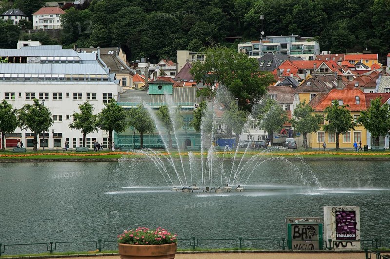 Lille Lungegardsvannet or Smalungeren, water feature fountain lake city centre of Bergen, Norway, Europe