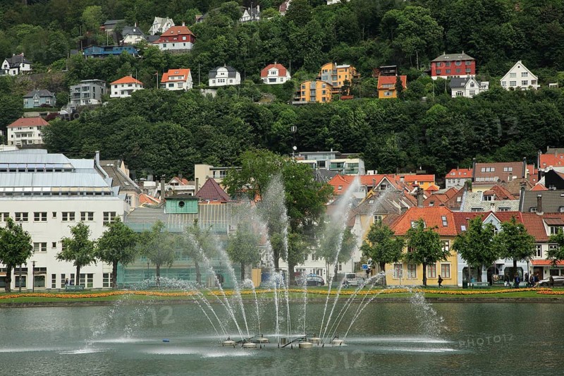Lille Lungegardsvannet or Smalungeren, water feature fountain lake city centre of Bergen, Norway, Europe