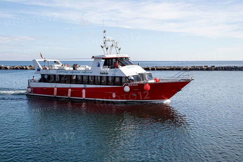 Tourist ferry boat arriving in Orzola harbour from La Graciosa, Lanzarote, Canary Islands, Spain, Europe