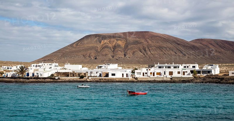 Caleta de Sebo village and Agujas Grandes volcano, La Isla Graciosa, Lanzarote, Canary Islands, Spain, Europe