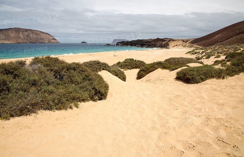 Montana Clara island nature reserve and sandy beach Playa de las Conchas, Graciosa island, Lanzarote, Canary Islands, Spain, Europe