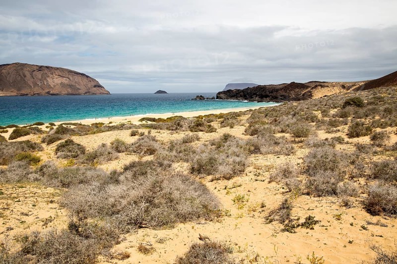 Montana Clara island nature reserve and sandy beach Playa de las Conchas, Graciosa island, Lanzarote, Canary Islands, Spain, Europe