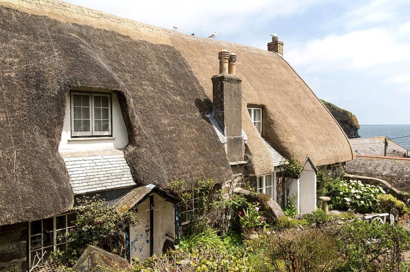 Pretty historic thatched cottages, Cadgwith, Lizard peninsula, Cornwall, England, UK